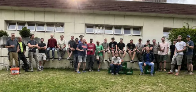 Garnets-Family entfernt den Sporthallenboden